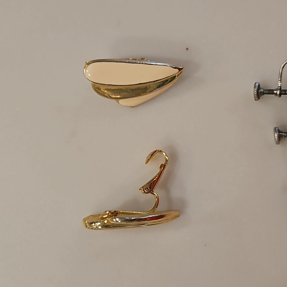 9 Pairs of Vintage Clip on Earrings - Picture 4 of 10